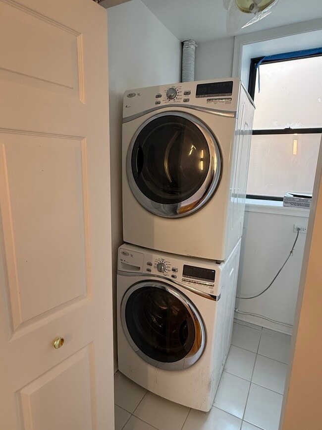 Building Photo - 5726 S King Dr