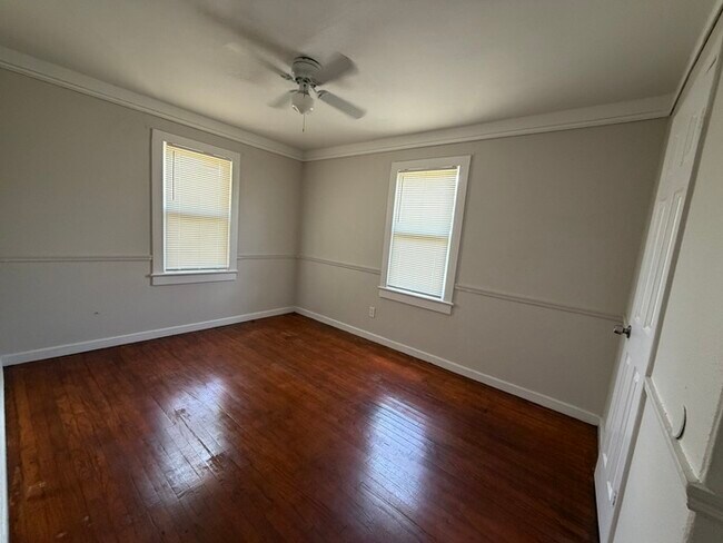 Building Photo - 3/2 Orlando Home Large Back Yard Immediate Move In!