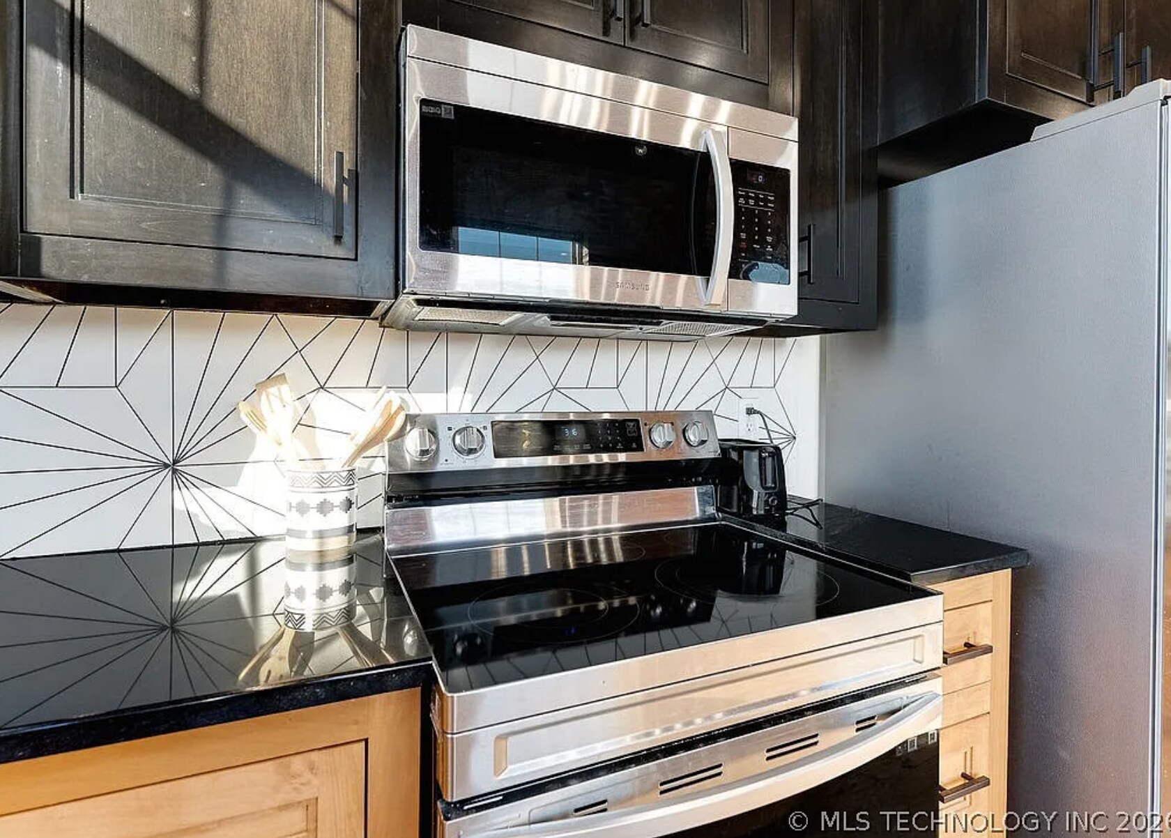 Building Photo - 118 E Main St