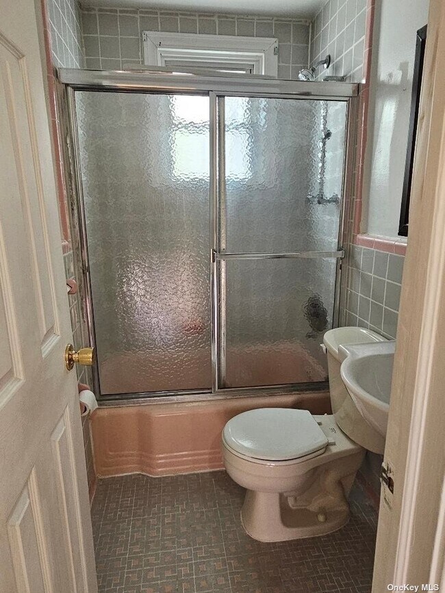 Building Photo - 560 E Broadway