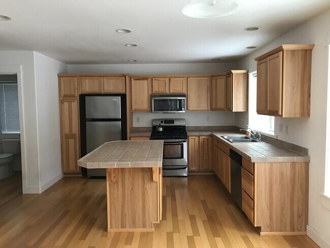 Building Photo - 3 Bedroom 2.5 Bathroom