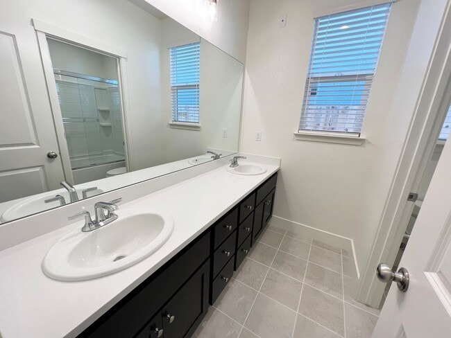 Building Photo - Well maintained 4-bedroom, 2-bathroom home...