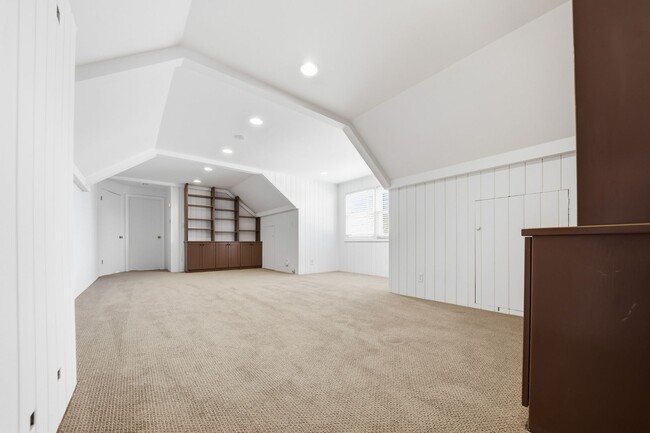 Building Photo - Three bedroom and Two Bathroom home in Portland Heights! Gourmet Kitchen and incredible natural L...