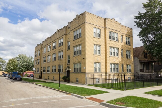 Primary Photo - 4715 W Cornelia Ave