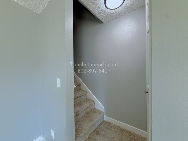 Building Photo - Bright East Portland 3 Bed Apartment Home with Two-Level Layout and Assigned Parking