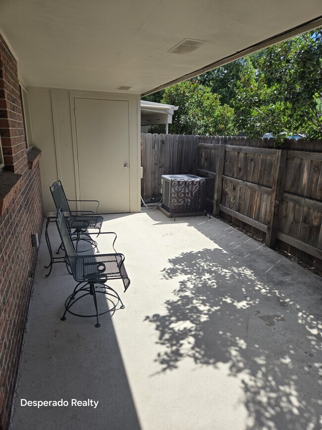 Building Photo - 414 E Thunderbird Dr