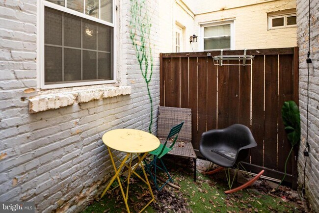 Building Photo - 3520 W Pl NW