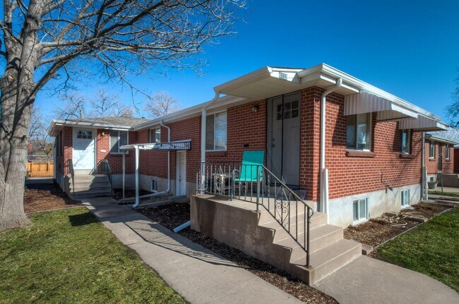 Building Photo - Roomy Sunnyside Duplex with Finished Basement in a Prime Location