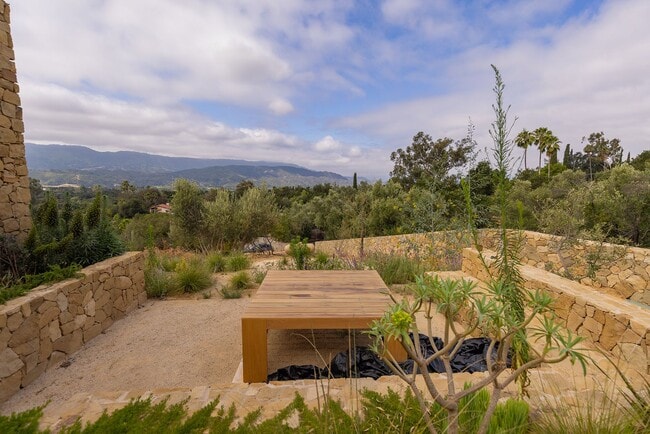 Building Photo - Masterpiece on a hill