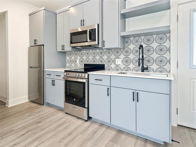 Building Photo - 6107 Begonia Cir