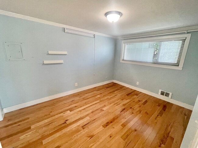 Building Photo - Wallingford 2-Bed Condo with Garage!