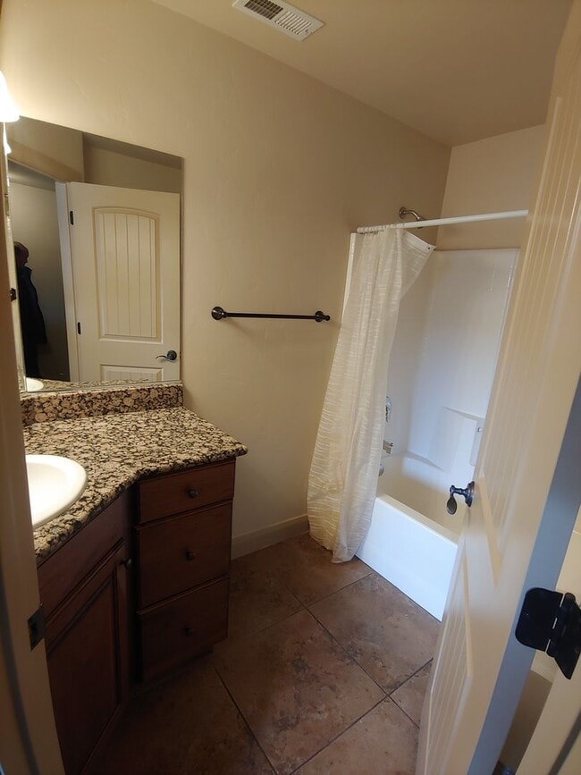 Building Photo - Pet friendly home