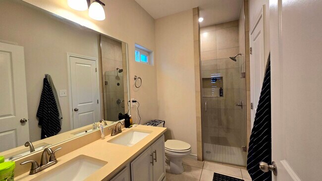 Building Photo - 6007 Vero Dr