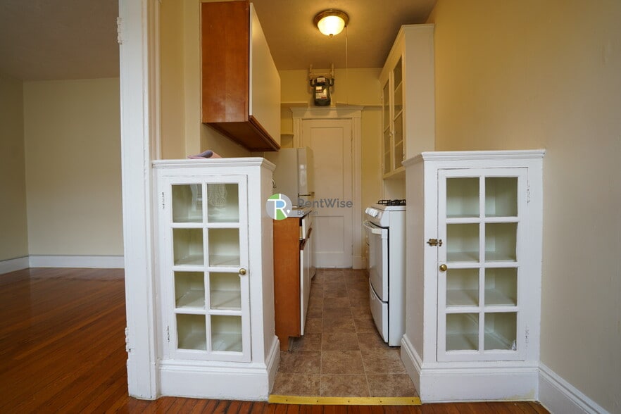 Building Photo - 228 Kelton St