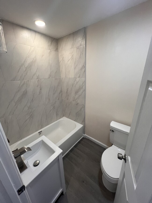 Building Photo - Remodeled 2 bed, 1 bath with laundry