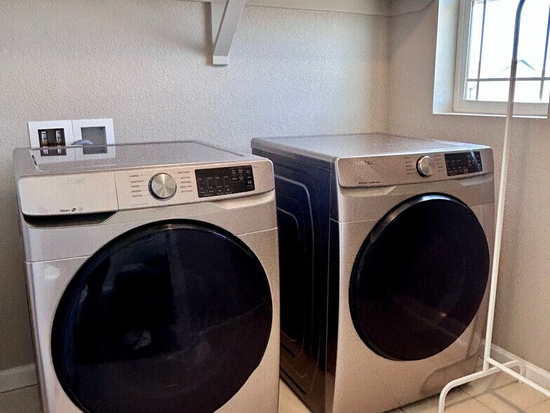 Building Photo - 551 W 175th Pl