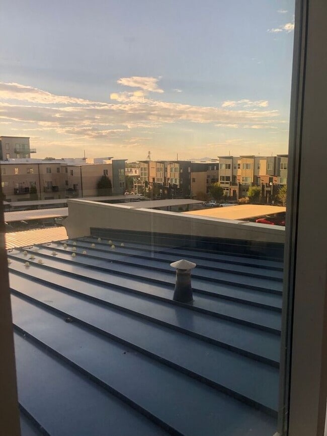 Building Photo - Stunning Down Town Condo in Secure Building