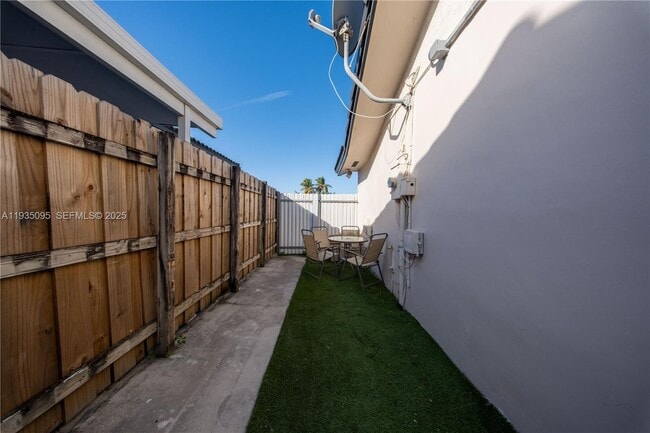 Building Photo - 3219 SW 141st Ave