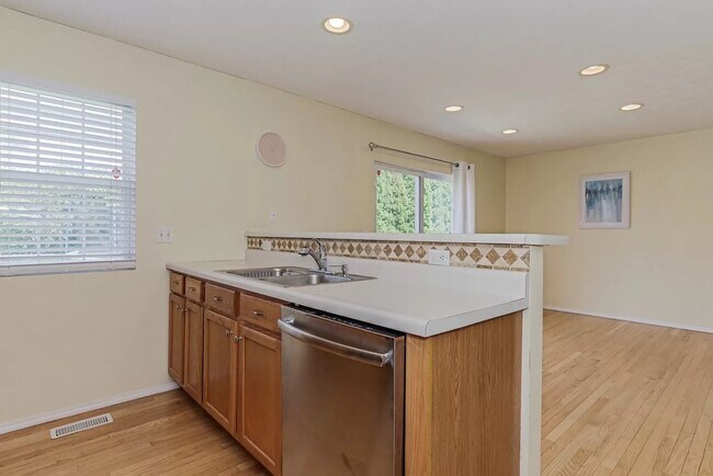 Building Photo - 244 Parktrail Rd