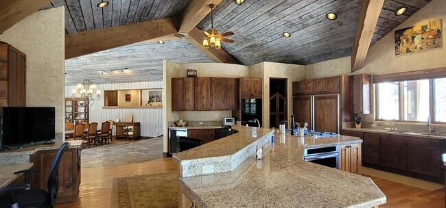 Building Photo - 7104 Canyon Dr