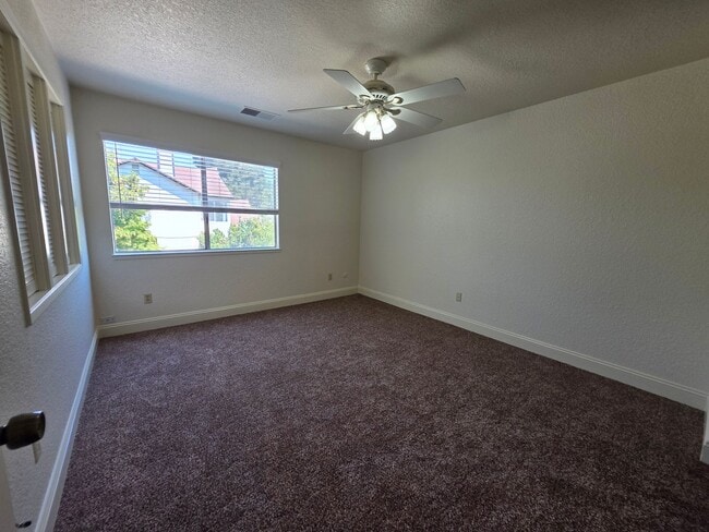 Building Photo - 3 bedroom condo w/2 car garage!