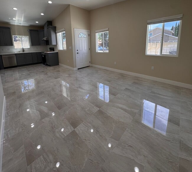 Building Photo - ADU Fountain Valley