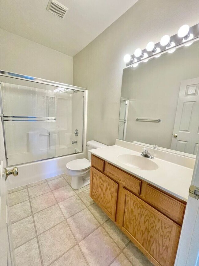 Building Photo - Great 2 bed, 2 bath, 2-story end-unit Condo in Rincon Valley!