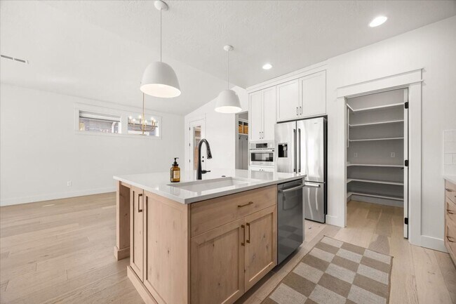 Building Photo - Amazing Neighborhood 2 Bed 2 Bath Plus Office