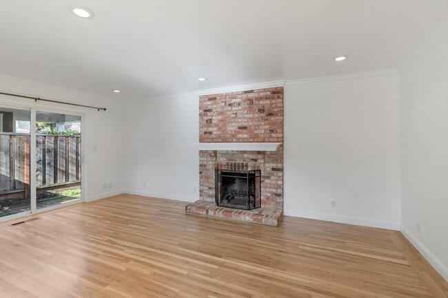 Building Photo - 123 Dunsmuir Way