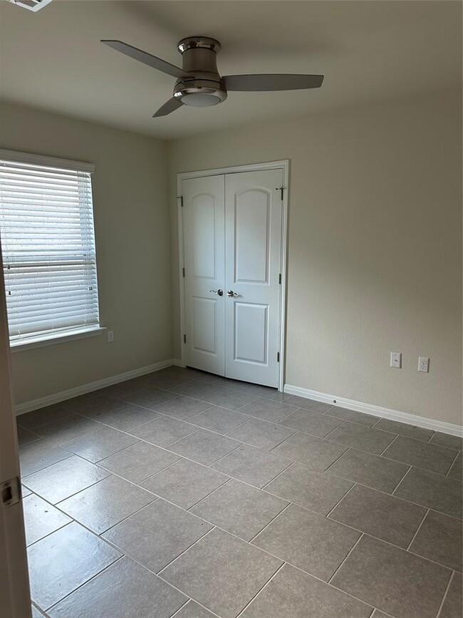 Building Photo - 410 Holiday Creek Ln