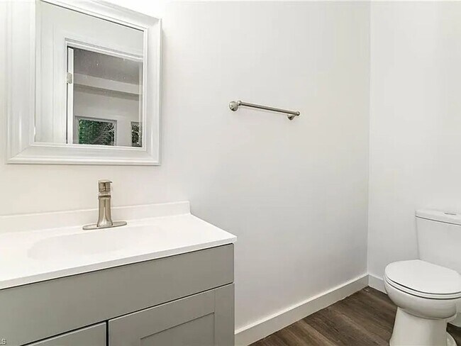 Building Photo - Charming Fully Renovated Cottage Minutes from Downtown!