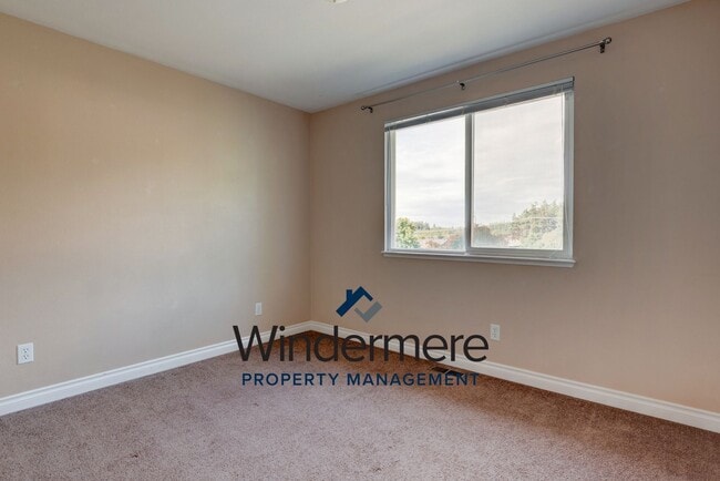 Building Photo - 3 Bedroom/2 Bath with garage home (Pet Neg...