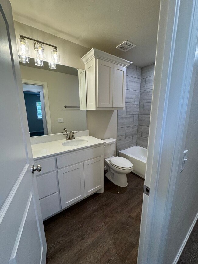 Building Photo - Duplex in Newcastle