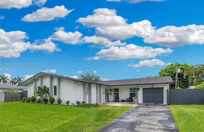 Primary Photo - 9720 Bel Aire Dr