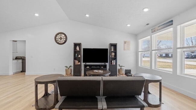 Building Photo - Introducing a charming 2-bedroom, 1-bathro...