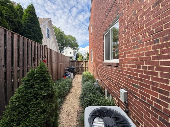 Building Photo - Beautiful 2 Bed 2 Bath Semi-Detached Brick...