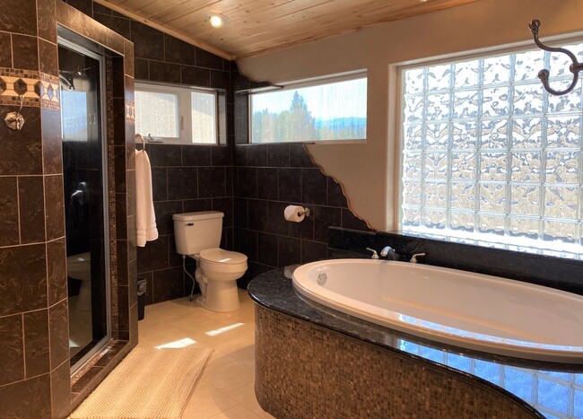 Building Photo - Spacious 1 bed 1 bath Hamilton home with 1 car garage.