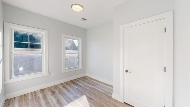 Building Photo - 24 Alfred St