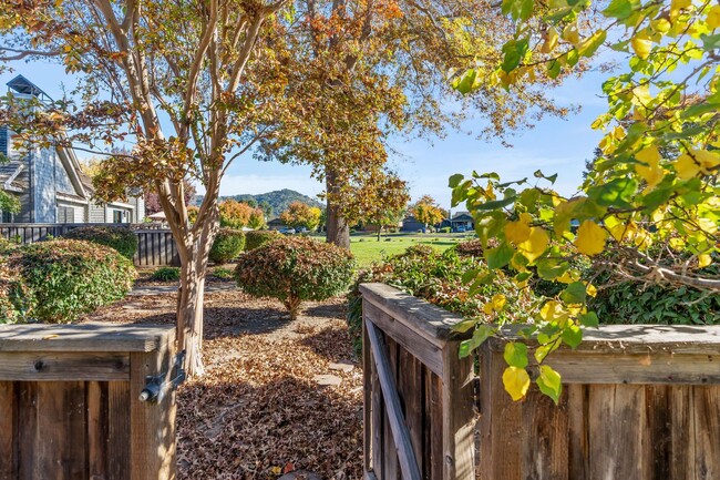 Building Photo - Gorgeous Furnished 2-Bed, 2-Bath Townhouse...