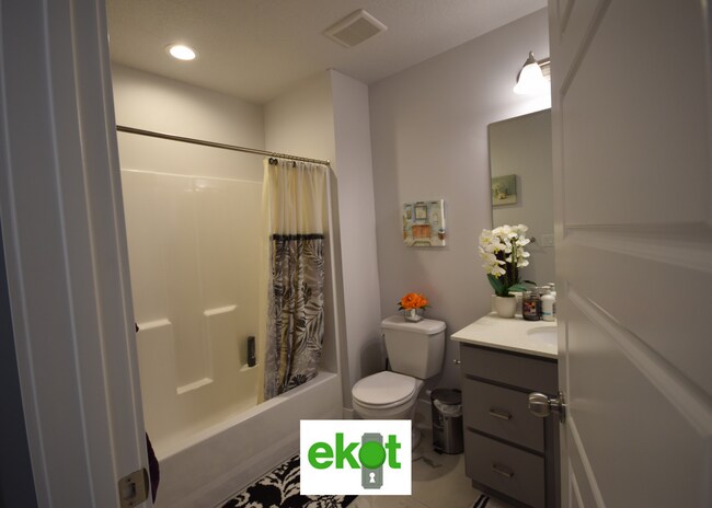 Building Photo - Spacious Townhome Near Shopping! 3 BD 2.5 BTH