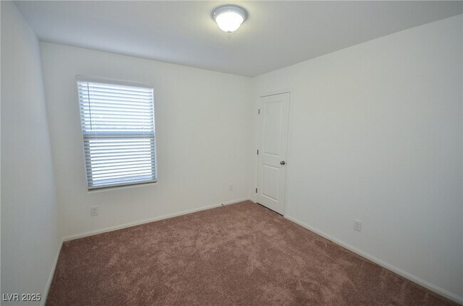 Building Photo - 5401 Lynn Crk Ave