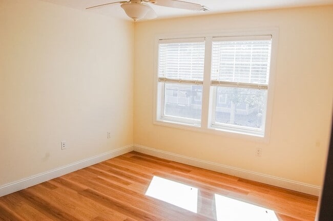 Building Photo - 10 Manahan St