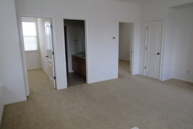 Building Photo - Gorgeous 4 Bed/3 Bath Mountain House Home ...