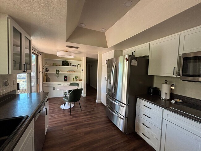 Building Photo - Discover comfortable seasonal living in Mesa, AZ with this well-appointed furnished & updated 2-b...