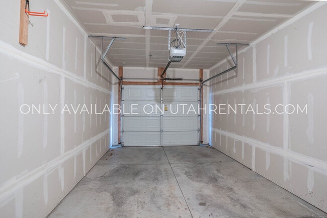 Building Photo - 71 W Silver Springs Dr