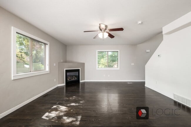 Building Photo - Stunning Row End Townhome In Excellent Loc...