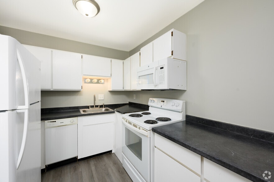 2BR, 1BA - 650SF - Kitchen - Oakhurst Apartments