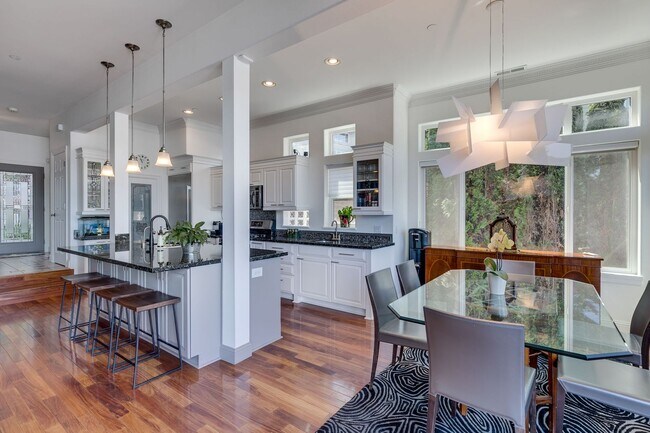Building Photo - 5bd/3.75ba Sammamish Home