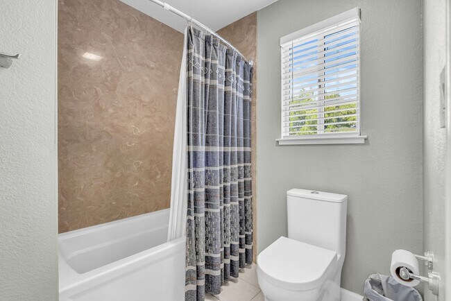 Building Photo - 2435 Pinehurst Ct