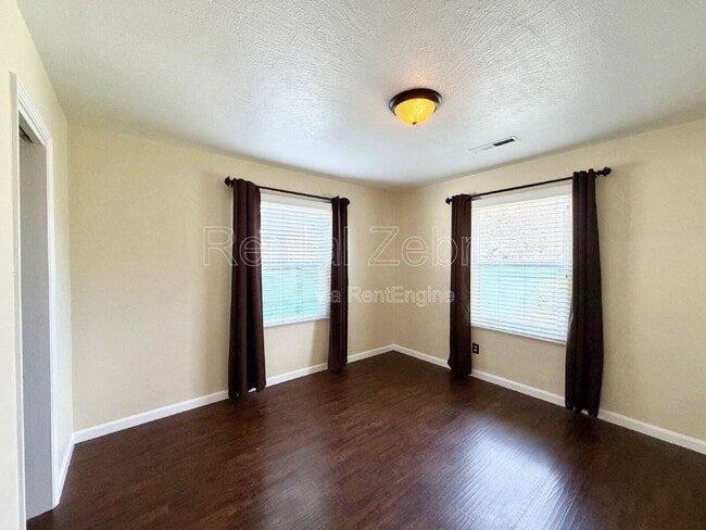 Building Photo - 1421 W 21st St